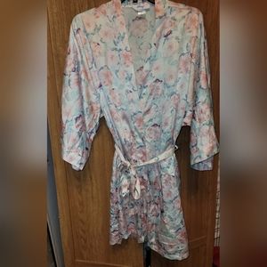 Silky soft icing floral robe women's size M/L